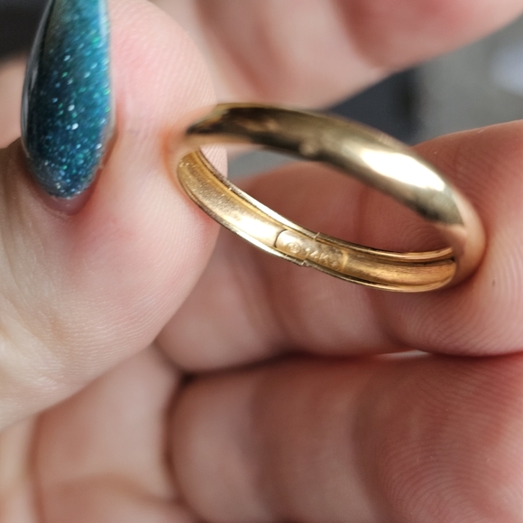 14k ring that opens and closes. Size 10. Opens and closes for those with larger - Picture 3 of 6